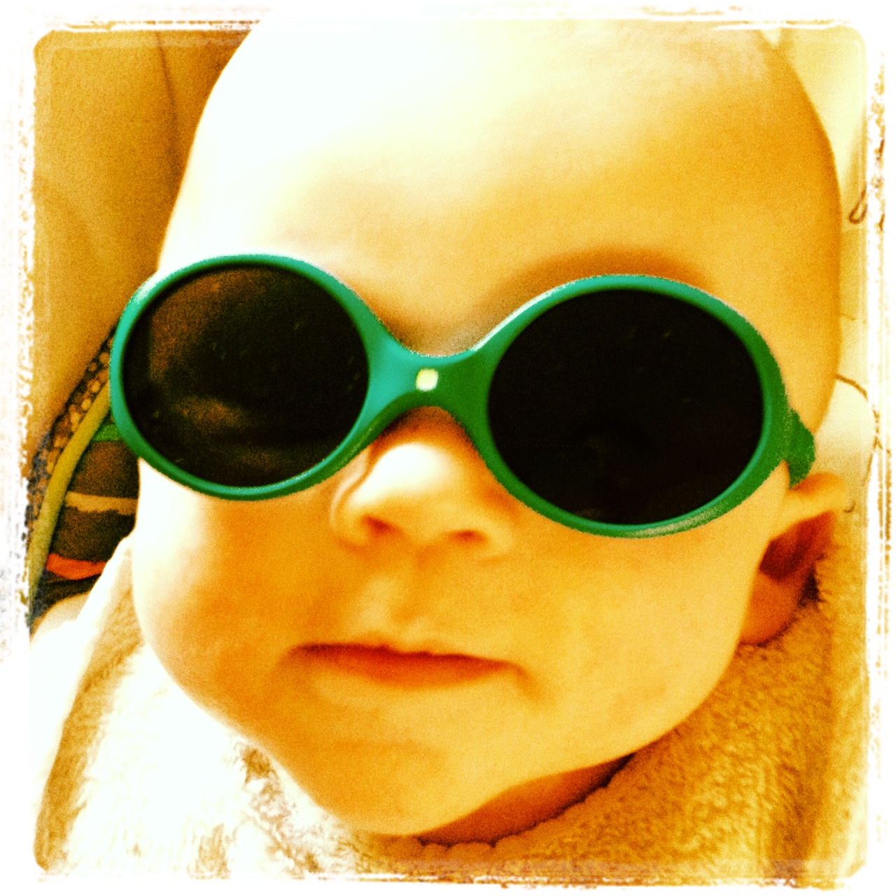 Bébé qui frime avec ses premières lunettes de soleil